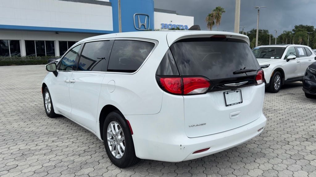 2022 Chrysler Voyager LX