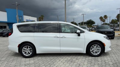 2022 Chrysler Voyager LX