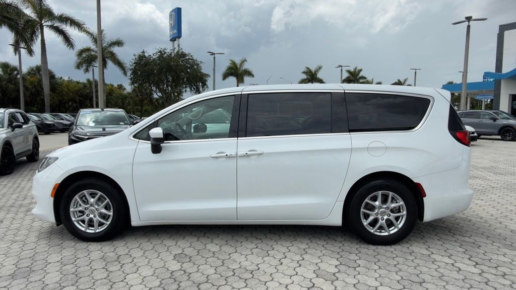 2022 Chrysler Voyager LX