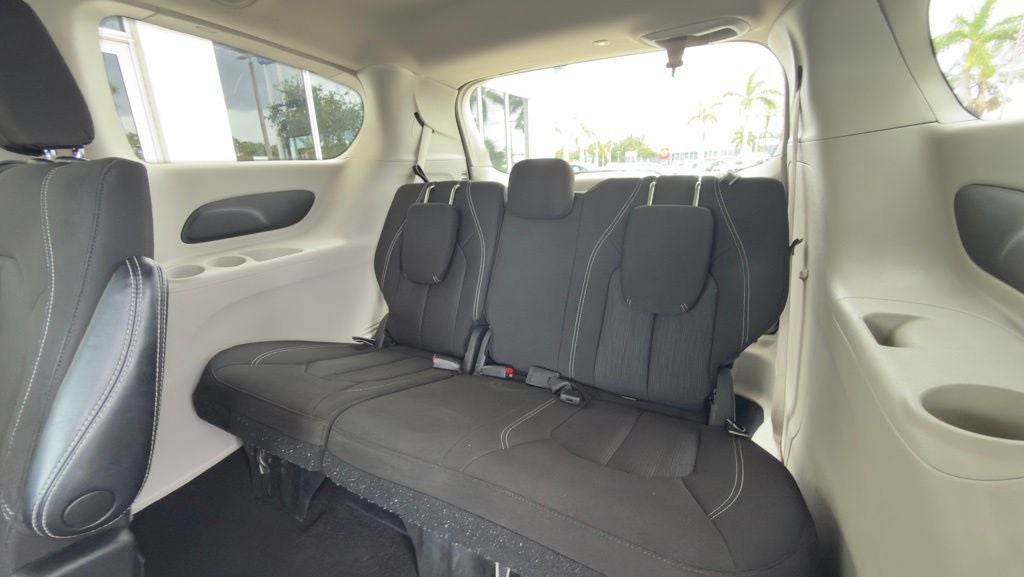 2022 Chrysler Voyager LX