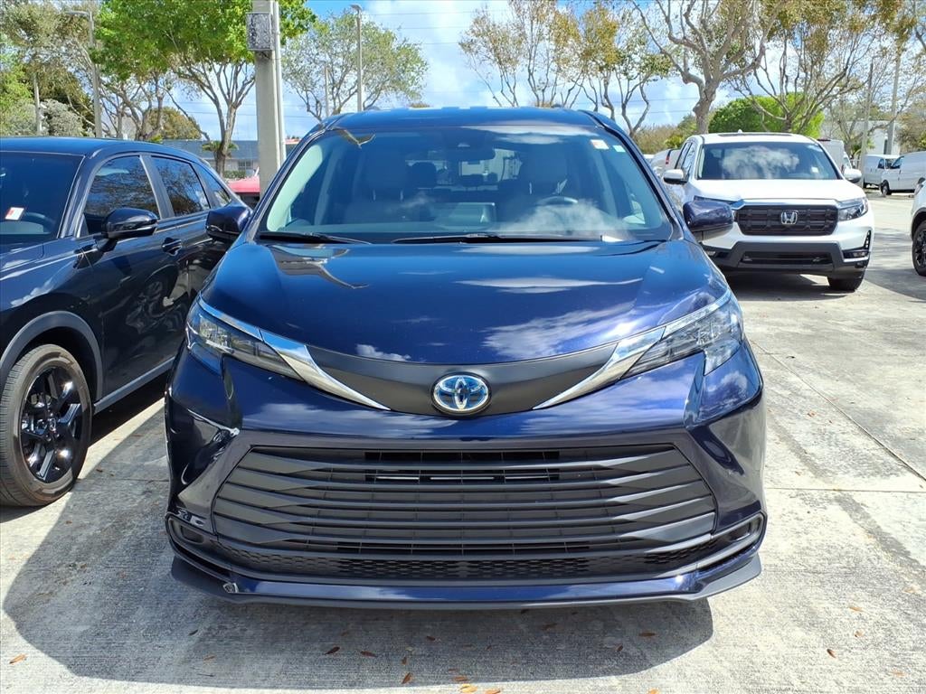 2024 Toyota Sienna LE 8 Passenger